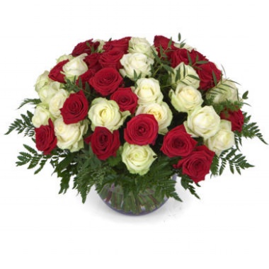Корзина "Самой нежной" из красных и белых роз с доставкой в по Ашгабату